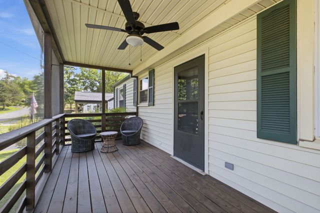 5615 Meadowcrest Ln, Nashville, TN 37209