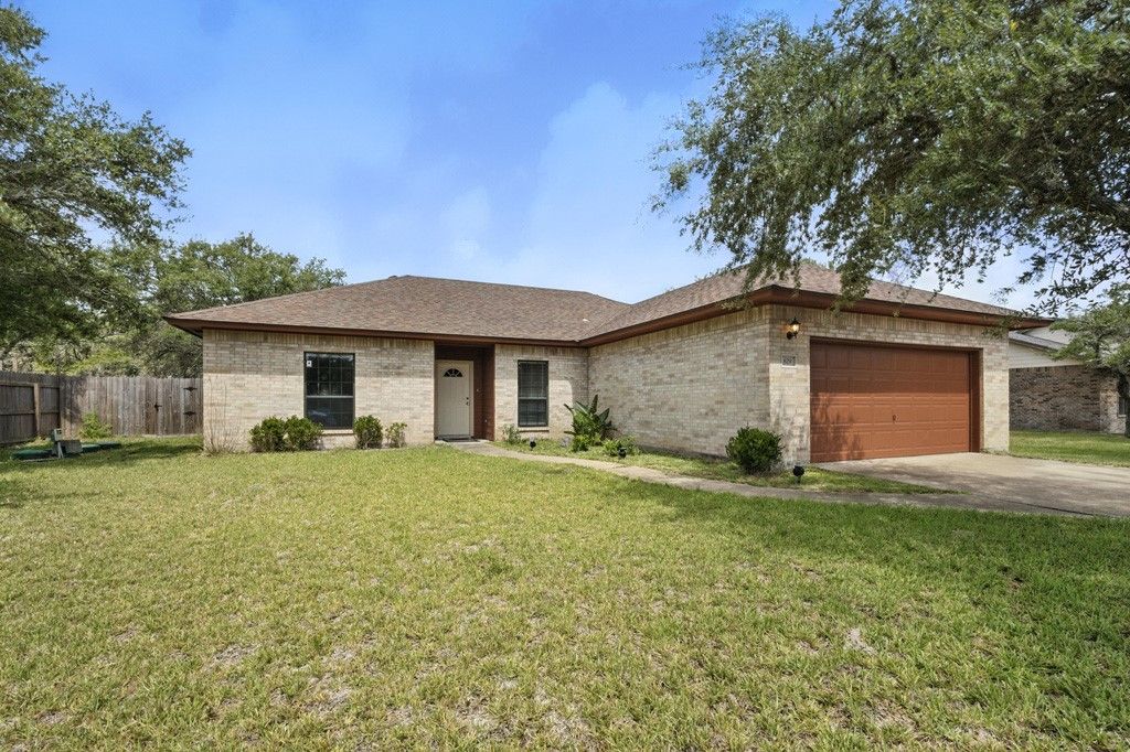 829 Redwood Ave, Rockport, TX 78382 — exterior