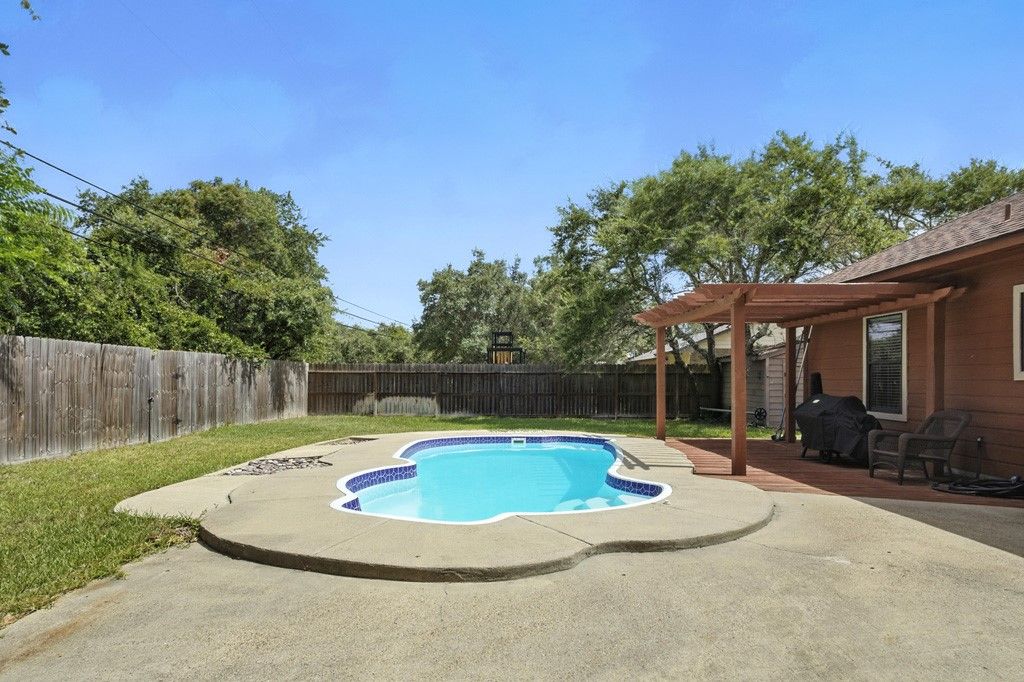 829 Redwood Ave, Rockport, TX 78382 — photo 2