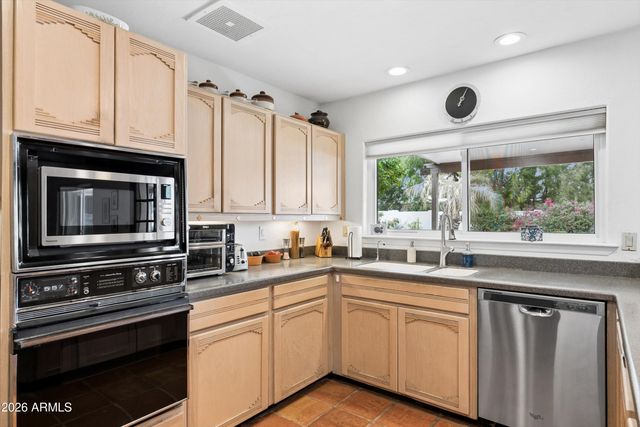 2930 E ACOMA Drive E, Phoenix, AZ 85032