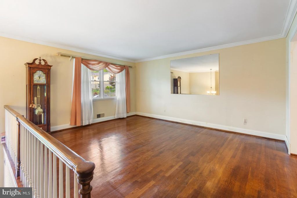 Image 12 of property listing at 304 TOWNLEIGH RD, Reisterstown, MD 21136