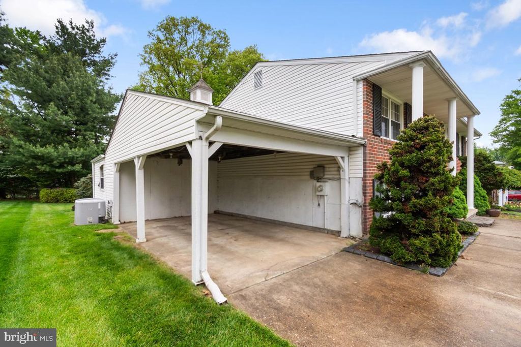 Image 3 of property listing at 304 TOWNLEIGH RD, Reisterstown, MD 21136