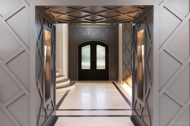 556 Barrington Court, Bloomfield Charter Township, MI 48304