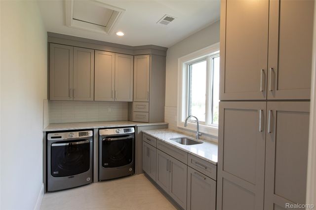 556 Barrington Court, Bloomfield Charter Township, MI 48304