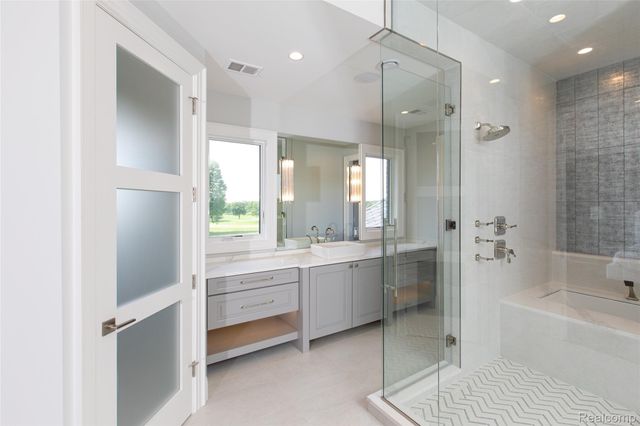 556 Barrington Court, Bloomfield Charter Township, MI 48304