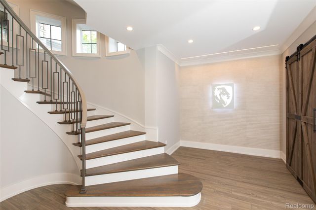 556 Barrington Court, Bloomfield Charter Township, MI 48304