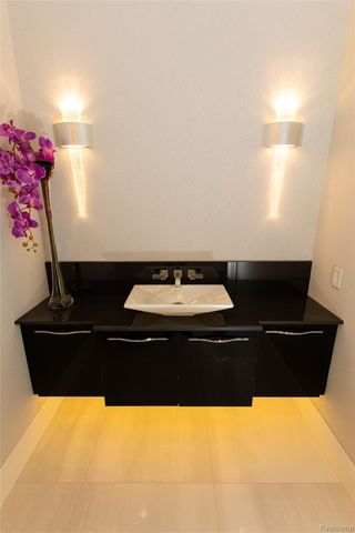 556 Barrington Court, Bloomfield Charter Township, MI 48304