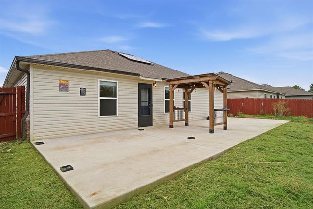 1404 Sandstone Drive, Noble, OK 73068