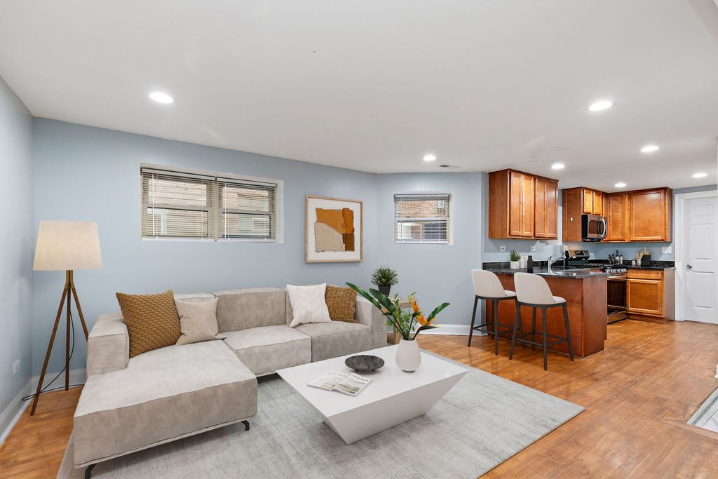 Image 2 of property listing at 4556 N Kostner Avenue G, Chicago, IL 60630
