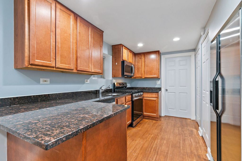 Image 5 of property listing at 4556 N Kostner Avenue G, Chicago, IL 60630