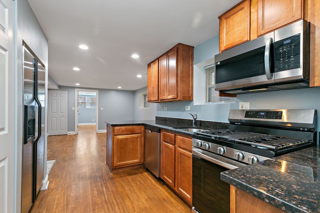 Image 6 of property listing at 4556 N Kostner Avenue G, Chicago, IL 60630