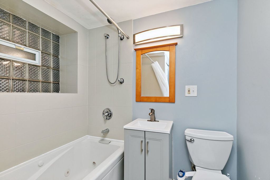 Image 8 of property listing at 4556 N Kostner Avenue G, Chicago, IL 60630