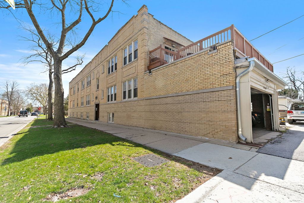 Image 9 of property listing at 4556 N Kostner Avenue G, Chicago, IL 60630