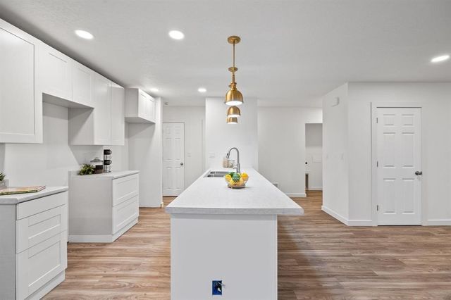 2505 E 40th Street, Des Moines, IA 50317