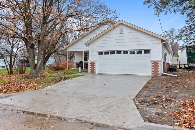 2505 E 40th Street, Des Moines, IA 50317