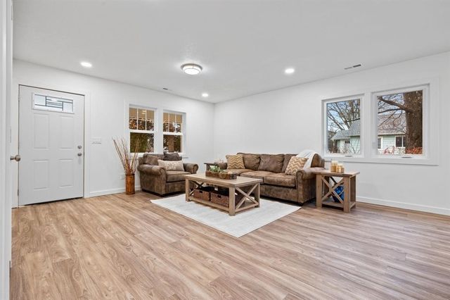 2505 E 40th Street, Des Moines, IA 50317