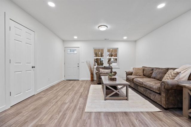 2505 E 40th Street, Des Moines, IA 50317