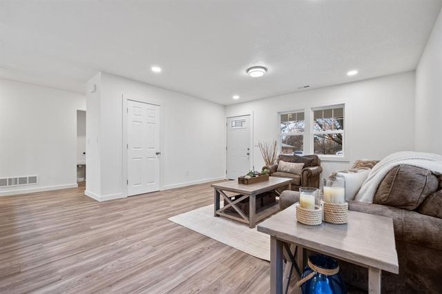 2505 E 40th Street, Des Moines, IA 50317