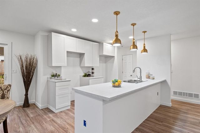 2505 E 40th Street, Des Moines, IA 50317