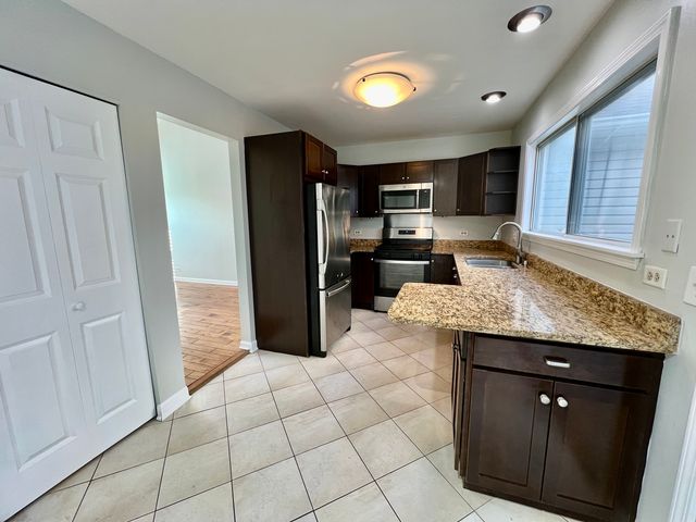 645 Le Parc Circle, Buffalo Grove, IL 60089