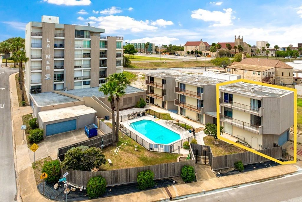 520 S Chaparral St 1, Corpus Christi, TX 78401 — exterior