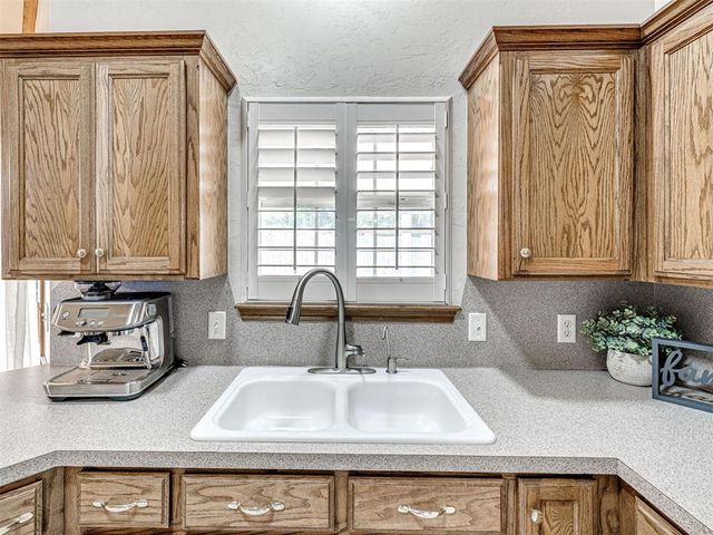 2009 Emerald Brook Court, Edmond, OK 73003
