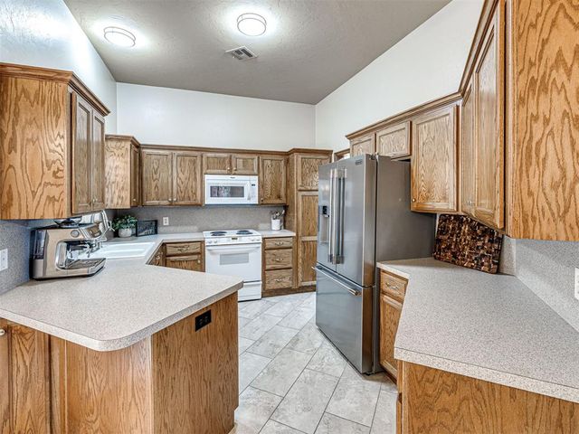 2009 Emerald Brook Court, Edmond, OK 73003