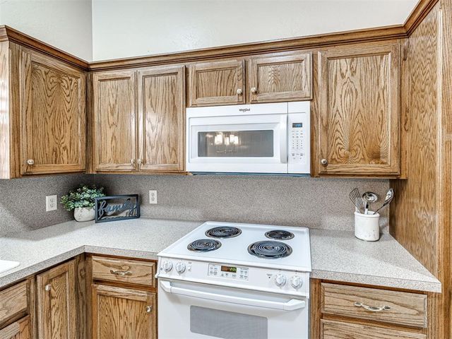 2009 Emerald Brook Court, Edmond, OK 73003