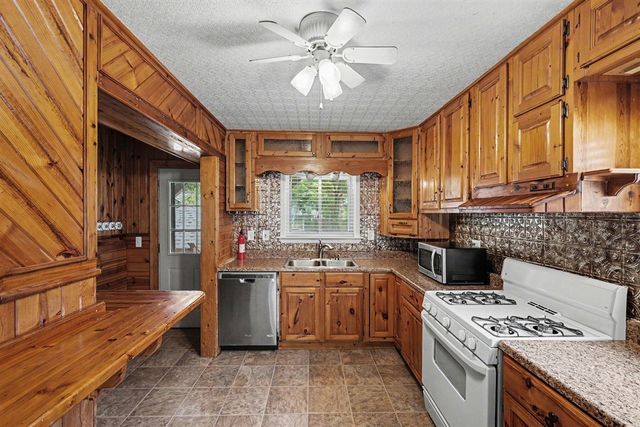 536 E Oakridge Street, Ferndale, MI 48220
