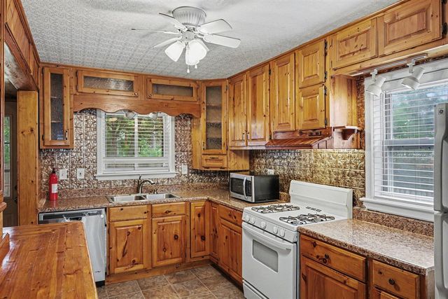 536 E Oakridge Street, Ferndale, MI 48220
