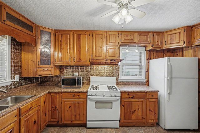 536 E Oakridge Street, Ferndale, MI 48220