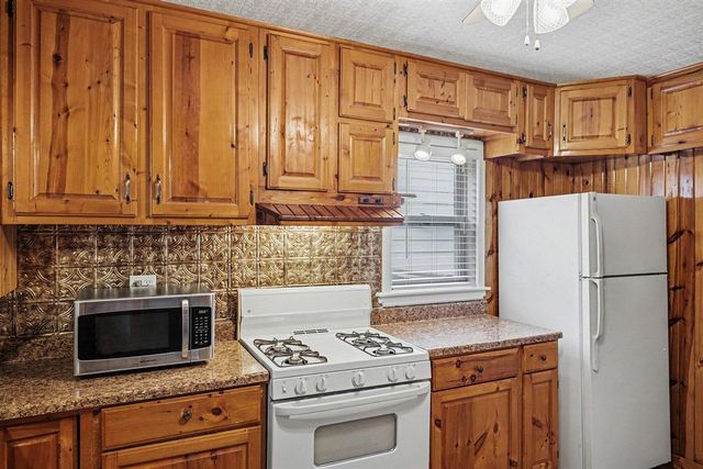 536 E Oakridge Street, Ferndale, MI 48220