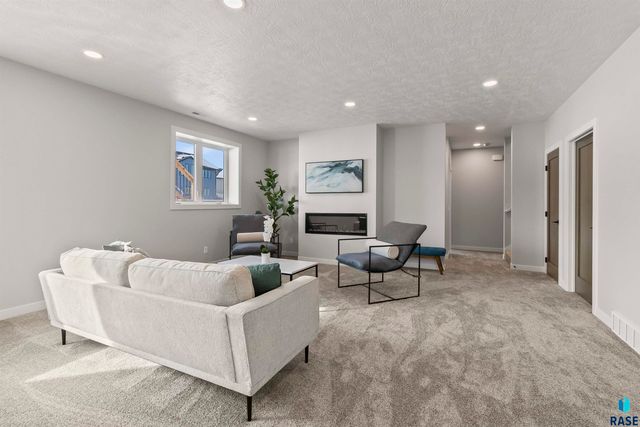 2205 S Red Oak Ave Avenue, Sioux Falls, SD 57110