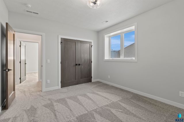 2205 S Red Oak Ave Avenue, Sioux Falls, SD 57110