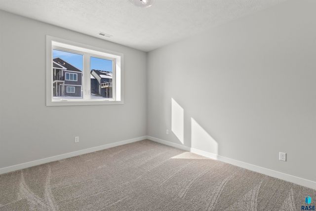 2205 S Red Oak Ave Avenue, Sioux Falls, SD 57110