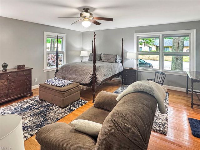 32 Valmoore DR, Poquoson, VA 23662