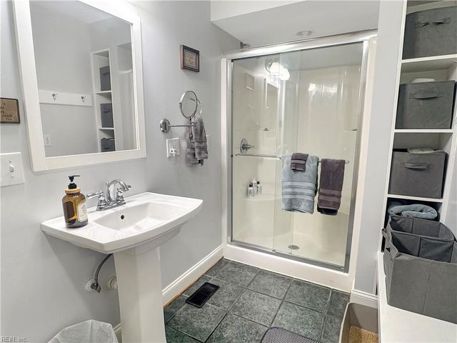 32 Valmoore DR, Poquoson, VA 23662