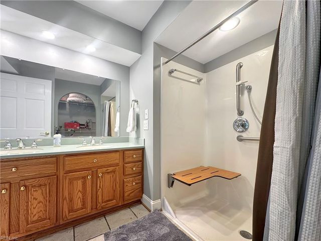 32 Valmoore DR, Poquoson, VA 23662