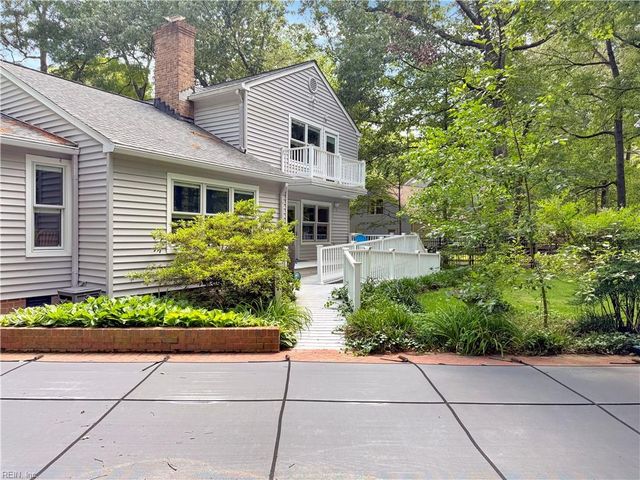 32 Valmoore DR, Poquoson, VA 23662