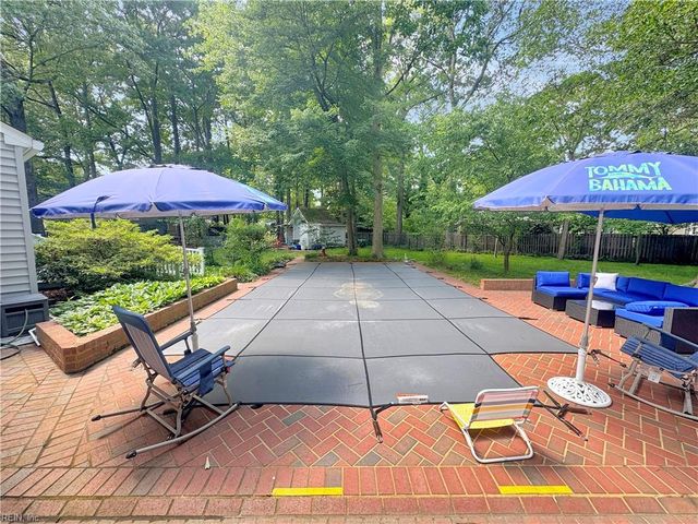 32 Valmoore DR, Poquoson, VA 23662