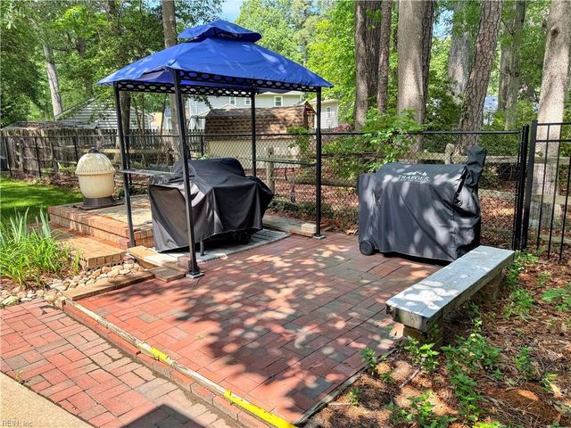32 Valmoore DR, Poquoson, VA 23662