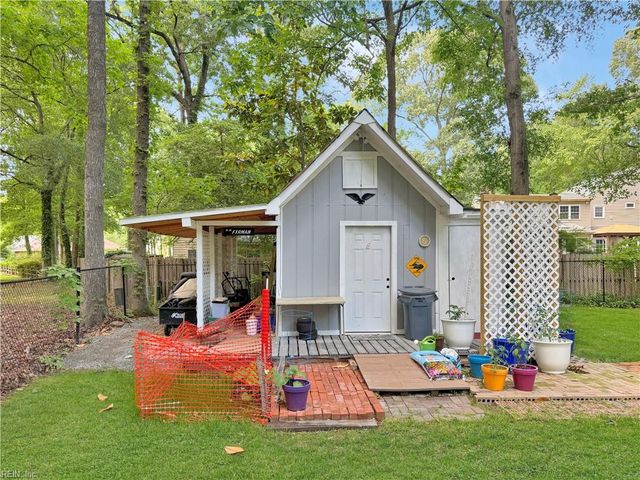 32 Valmoore DR, Poquoson, VA 23662
