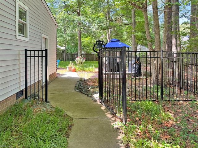 32 Valmoore DR, Poquoson, VA 23662