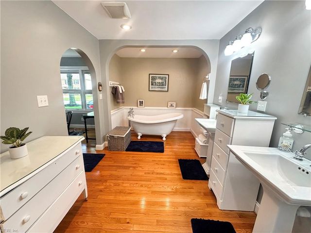 32 Valmoore DR, Poquoson, VA 23662