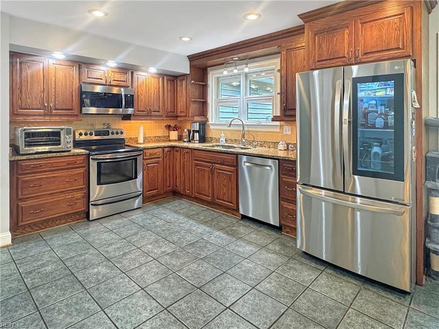 32 Valmoore DR, Poquoson, VA 23662