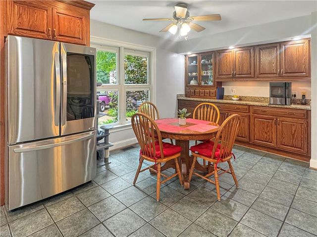 32 Valmoore DR, Poquoson, VA 23662