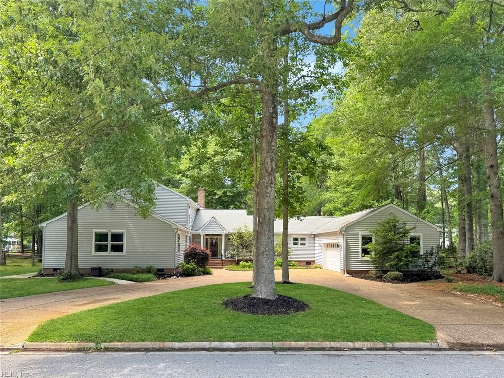 32 Valmoore DR, Poquoson, VA 23662
