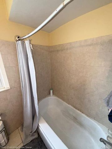 16901 Wilson Avenue, Eastpointe, MI 48021