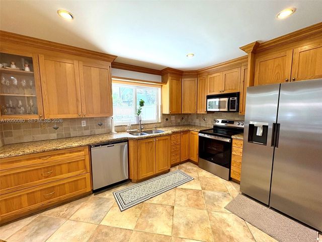 9833 NW 5th Court, Plantation, FL 33324