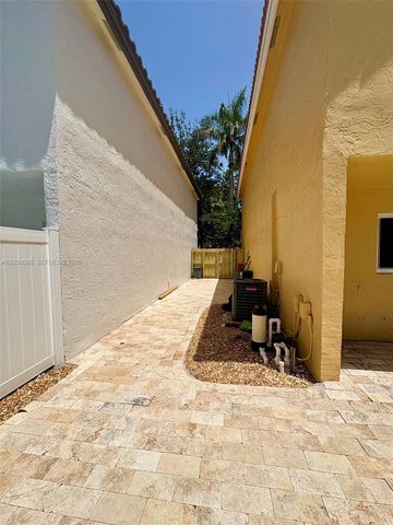 9833 NW 5th Court, Plantation, FL 33324